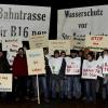 Die Abstimmung am gestrigen Montagabend in Höchstädt wurde begleitet von Demonstration – für und gegen die Aufgabe des Wasserschutzgebietes. Das obere Bild zeigt Vertreter der Bürgerinitative Bahntrasse – nein danke, im unteren Bild sind Mitglieder des Bund Naturschutz und Bürger aus Deisenhofen zu sehen. 