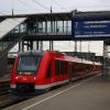 Noch ohne Regio-S-Bahn-Logo unterwegs: ein Zug der Linie RS7 auf der Illertalbahn.