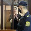 Trotz der Handschellen formt Maria Kolesnikowa im Gerichtssaal in ihrem vergitterten Käfig ein Herz aus ihren Händen. Die Oppositionelle wurde zusammen mit ihrem Anwalt, dem Regimegegner Maxim Znak, zu Lagerhaft verurteilt.   
