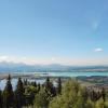 Wanderung im Ostallgäu: Die Aussicht vom Buchenberg entschädigt für einen anstrengenden Aufstieg beim Wandern. Links unten ist der Bannwaldsee zu sehen, darüber liegt der Forggensee.