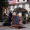 Bald nicht mehr nur zum Mitnehmen: Ab dem 18. Mai dürfen die Außenbereiche von Lokalen wieder öffnen. So wie der Biergarten des Gasthauses Zur blauen Traube von Djuro Didovic und Ehefrau Silvia.  