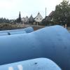 Diese Rohre  sind inzwischen im Boden und bilden die neue Hauptleitung der Trinkwasserversorgung Bobingens vom Leitenberg in Richtung Stadt. Sie wurden  in der Herbststraße in der Siedlung verlegt. 