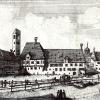 Der Fronhof im Jahr 1680. Aus dieser Zeit sind der schlanke Turm im Hintergrund und der Burggrafenturm (linker Bildrand) erhalten.