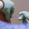 Eine Frau, die in einem Pflegeheim arbeitet, wird in Berlin gegen das Coronavirus geimpft.