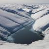 Der Petermann Gletscher auf Grönland zeigt tiefe Seen von Schmelzwasser auf seiner Oberfläche. Der Klimawandel lässt Gletscher schmelzen. Forscher zeichnen in einem Ausblick auf  die Erde im Jahre 2052 ein düsteres Bild.