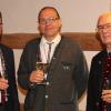 Bürgermeister Otto Göppel (links) und Hubertus Fürst Fugger Babenhausen bedankten sich bei Stefan Scheuerl (Mitte) für dessen segensreiches Wirken in den vergangenen rund 15 Jahren als evangelischer Pfarrer im Raum Babenhausen. 