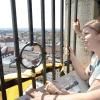 Vor 400 Jahren wurde der Perlachturm aufgestockt. Jetzt genießen Touristen wie Leonie und Lars von dort aus den Blick über die Stadt. 