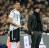 So nah werden sich die beiden wohl nicht mehr kommen. Joachim Löw und Sandro Wagner als Einwechselspieler beim Länderspiel gegen England.  	