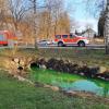 Ein Bach im Kurpark von Bad Wörishofen hat sich grün verfärbt. Das löste einen Feuerwehreinsatz aus. 