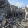 Palästinenser begutachten die Schäden nach einem israelischen Luftangriff im südlichen Gazastreifen nach dem Ende der siebentägigen Waffenruhe zwischen Israel und der Hamas.  