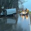 Ein Kastenwagen ist Richtung Wattenweiler von der Straße abgekommen und gegen einen Baum gekracht.