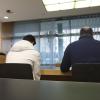 Der 19-jährige Angeklagte (links) sitzt neben seinem Dolmetscher. Er musste sich vor dem Augsburger Amtsgericht verantworten, weil er die Schändung einer Israel-Flagge gefilmt hatte.