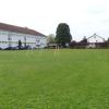 Hier am Bolzplatz gegenüber der Grundschule (links im Bild) soll die Kindertagesstätte gebaut werden.