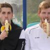 Alles Banane? Vor den wichtigen Spielen gegen Feuchtwangen und Kaufbeuren stärken sich Christoph Bronnhuber (links), der kommende Saison als Spielertrainer zum TSV Offingen wechselt, und Wolfgang Wippel. 