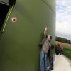 Ziemlich klein wirken die Menschen, wenn sie am Fuß eines Windrades stehen – wie hier in Langenreichen. In Holzheim ist ein Windpark mit drei Rädern geplant.