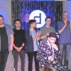 Poetry Slam in Donauwörth: (von links) Enora Le Corre, Martin Geier, Duc Phan, Philipp Stroh, Lenny Felling, Andreas Reisel, Thomas Schmidt; Moderation und (kniend) Michael Jakob. 	 	