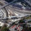 Ein Blick aus der Luft auf die Großbaustelle am Gleisvorfeld. In der Mitte ist die neu errichtete Brücke für die Straßenbahnlinie 2 zu sehen. 