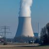 Wasserdampf steigt aus dem Kühltum des Atomkraftwerks Isar 2. Das AKW im Landkreis Landshut ist das letzte in Bayern, das noch nicht endgültig vom Netz gegangen ist.