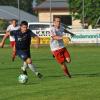 Der FC Donauried gewann letztes Mal das Pokalturnier in Unterliezheim. Thomas Farnik (blaues Trikot) und seine Teamkollegen greifen dieses Jahr wieder an. Hier ein Bild vom Spiel gegen den TSV Mönchsdeggingen im Mai diesen Jahres.