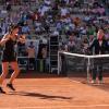 Die Ukrainerin Elina Svitolina (l) und die Russin Daria Kasatkina vor Beginn des Spiels.