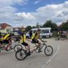 Maren Schwerger (hinten auf dem Tandem) bedankt sich bei den Burgheimern für den herzlichen Empfang. Die Gruppe legte an dem Tag etwa 112 Kilometer zurück und beendete die Etappe in Ingolstadt. 