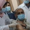 Ein palästinensischer Sanitäter im Gazastreifen erhält eine Dosis des russischen Corona-Impfstoffs Sputnik V.	