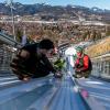 Helfer pflegen die Anlaufspur der Schattenbergschanze. Trotz der frühlingshaften Temperaturen in Oberstdorf erwarten die Organisatoren keine Probleme an den Wettkampfstätten. 