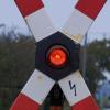 Ein Traktorfahrer hat am Bahnübergang in Elchingen das Rotlicht missachtet - und mit seinem Anhänger deshalb die Bahnschranke abgerissen.