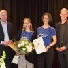 Leonie und Zoë Prillwitz aus Friedberg erhalten den Umweltpreis in der Kategorie "Facharbeiten/Abschlussarbeiten" von Bezirkstagspräsident Martin Sailer (links) und Jurymitglied Prof. Matthias Schmid (Universität Augsburg).