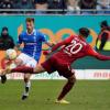 Darmstadts Matthias Bader (l) und Regensburgs Leon Guwara (r) kämpfen um den Ball. Nun wird Bader lange fehlen.