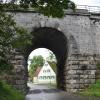 Die Eisenbahnbrücke unter der die Angelgasse in Ebermergen hindurchführt, hat zumindest einen schmalen Fußgängerweg auf der einen Seite.