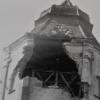 Ein großes Loch klaffte 1945 im Turm der Kirche in Buchdorf. Weil sich SS-Einheiten im Dorf eingenistet hatten, beschoss die US-Armee den Ort.  	