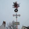 In Wehringen steht jetzt ein Narrenbaum: Er erinnert an den Fasching. Der Smiley auf dem Banner sagt es deutlich: Er vergießt eine Träne, weil der Wehringer Faschingsumzug abgesagt wird. 