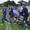 Abteilungsleiter Mario Borrelli (rechts) und die Kissinger Spieler jubeln über den Sieg im Pokal. Jetzt geht es gegen Rain.  	