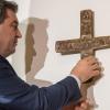 Markus Söder, Bayerischer Ministerpräsident CSU, hängt ein Kreuz im Eingangsbereich der bayerischen Staatskanzlei auf. 