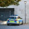 Polizei sichert den Eingang der Ulmer Synagoge ab.