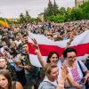 Anhängerinnen und Anhänger der Demokratiebewegung unterstützen im August 2020 die Präsidentschaftskandidatin Tichanowskaja.  