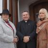 Pfarrer Alfredo Quintero freut sich mit den Organisatorinnen Susanne Schneider (links) und Ilse Metzger über den großen Erfolg des Benefizkonzerts. 