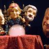 Edmund Stoiber, Angela Merkel und Kurt Beck als Stargäste im Kabarett bei der Augsburger Puppenkiste, mit Theaterchef Klaus Marschall.
