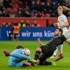 Leverkusens Kevin Volland prallte mit Augsburgs Torwart Andreas Luthe zusammen.