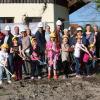 Mit dem obligatorischen Spatenstich starteten Kinder und Erwachsene die Bauarbeiten zur Erweiterung des Kindergartens in Ludwigsmoos.
