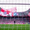Fahnen des FC Bayern München werden vor dem Spiel in der Arena geschwenkt.