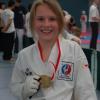 Charlotta Leitner aus Kissing (Taekwondoclub Donau/Lech/Iller) mit der Goldmedaille, die sie bei der thüringischen Landesmeisterschaft im Vollkontakt Taekwondo hatte.