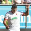 Raul Bobadilla wird dem FC Augsburg mit einer Schulterverletzung nach einem Foul des Darmstädters Peter Niemeyer längere Zeit nicht zur Verfügung stehen.