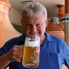 Es duftet bereits lecker, auch wenn es noch einige Wochen lagern muss: Braumeister Volker Röthinger hat das Fürst Wallersteiner Messbier zum ersten Mal probiert und ist mit dem Ergebnis sehr zufrieden. Das Aussehen des Biers ändere sich noch etwas, wenn das Bier filtriert werde, sagt der Experte. 