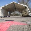 Ein Drive-In-Zelt am Parkplatz an der Eishalle in Landsberg: Hier entsteht eine Corona-Prüfstation, die am morgigen Freitag den Betrieb aufnimmt.