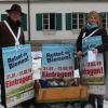 Sie werben fürs Volksbegehren "Rettet die Bienen" vor dem Aichacher Rathaus am Tandlmarkt: Stefan Höpfel und Angela Heinrich-Jung.