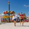 Auf der Kirmes gibt es Fahrattraktionen, einschließlich einer Ballonfahrt.