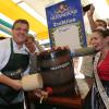 O’zapft is’ hieß es am Freitagnachmittag auf dem Barthelmarkt in Oberstimm. Vier Tage herrscht auf dem großen Volksfest Ausnahmezustand. Manchings Bürgermeister Herbert Nerb übernahm den Anstich. 	