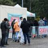 In Burgau warten Bürger vor dem Corona-Testcenter auf dem Eisstadion-Parkplatz, um sich auf das Coronavirus testen zu lassen.